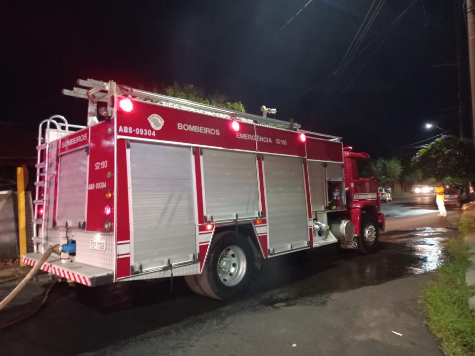 Foto 4 de 4 — Causa de incêndio em residência na Vila Xavier será investigada; veja as fotos